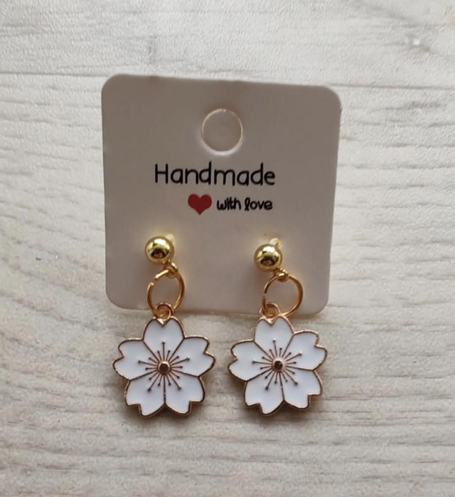 Flower White/Gold Stud Earrings 