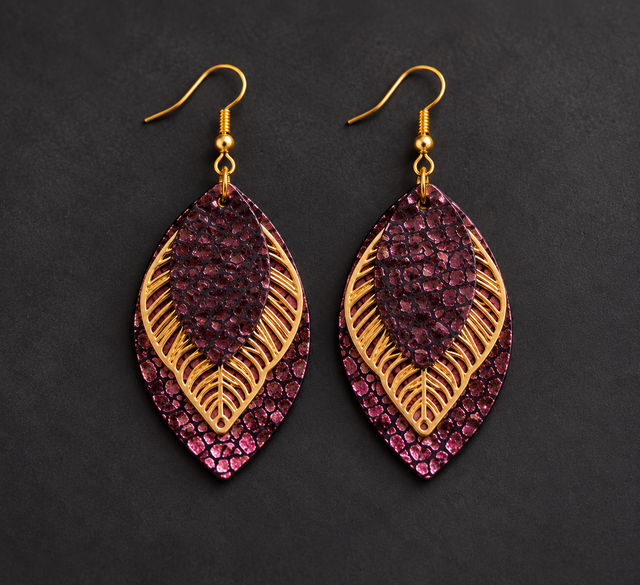 Éclat de Prune – Boucles d’oreilles en cuir scintillant et feuilles dorées