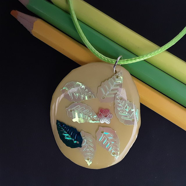 médaillon jaune vert et feuilles irisées