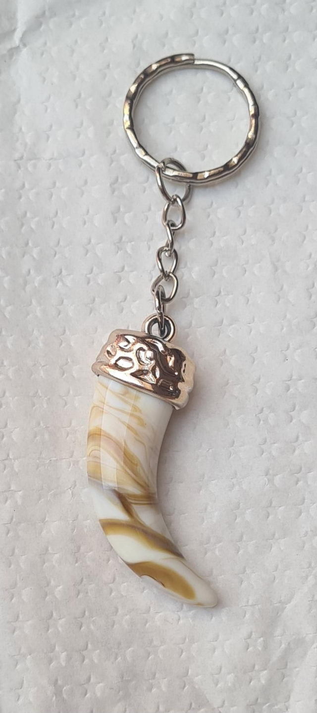 Keyring bag charm white beige tiger tooth