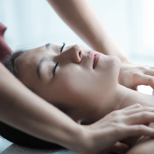 Hemmottelupaketti: kasvohoito laitehoidolla + 60min aromahieronta vartalolle (Pro)