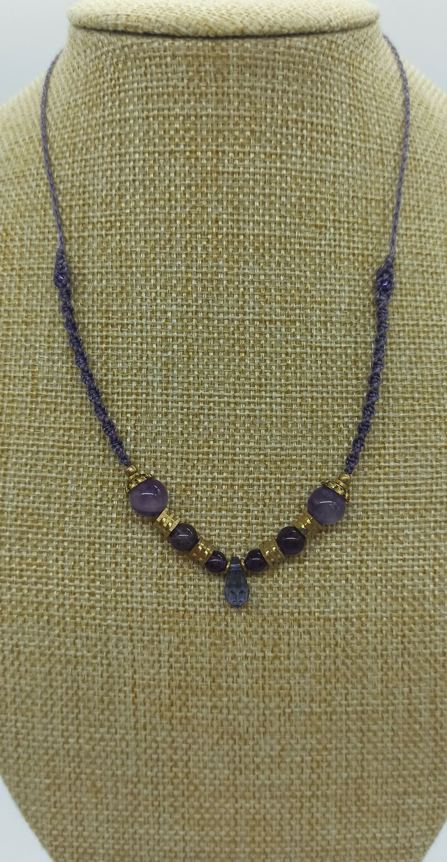 collier léger micro macramé avec perles de pierre naturelle, perles laiton, perles piyuki et goutte cristal