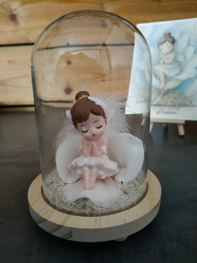 La dormeuse aux pétales d'ivoire 