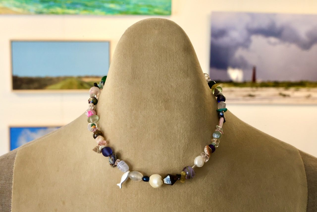 Loes Stam "ketting van gerecycled materiaal"