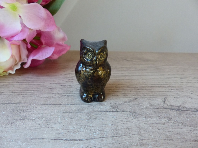 Figurine Miniature Hibou en Céramique Polychrome Mordoré - Objet Vintage Porte-Bonheur - Sculpture Chouette Marron et Doré pour Collection