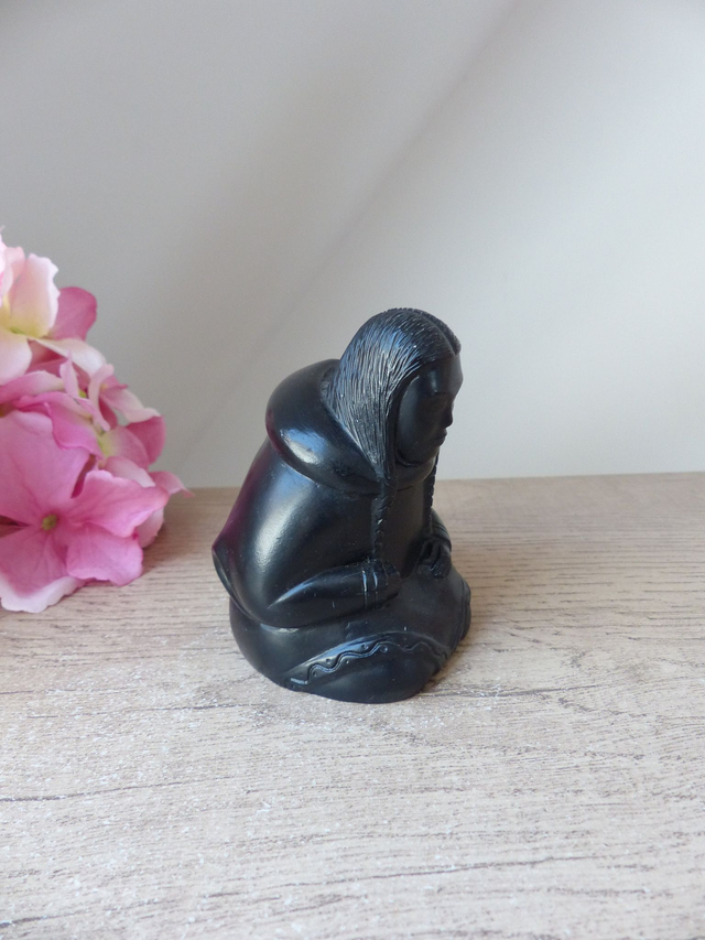 Sculpture Figurine Maman Esquimau et son Bébé, Figurine Mère et Enfant Inuit, Statuette Canadienne Arctique en résine noire, Boma canada