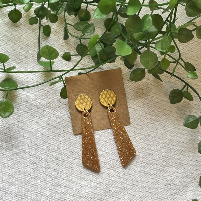 Boucles d’oreilles résine marron et dorées à paillettes 
