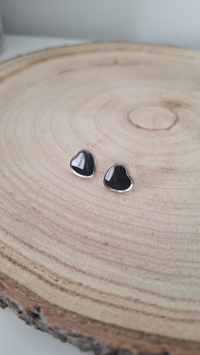 Boucles d&#039;oreilles argentées cœur noir