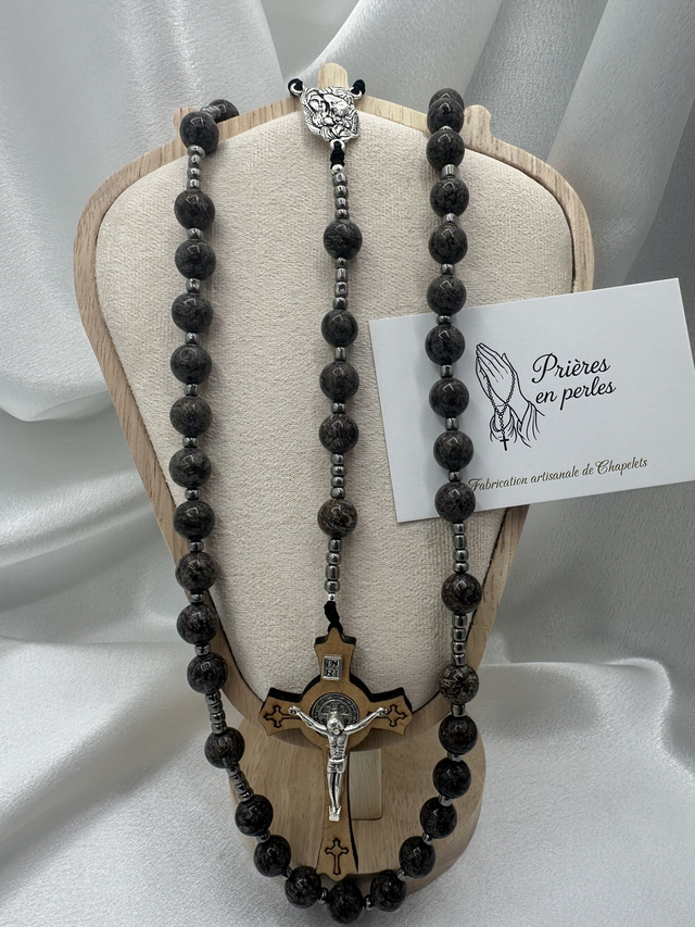 Chapelet en pierre flocon de neige marron – Perles 10 mm & croix Saint-Benoît
