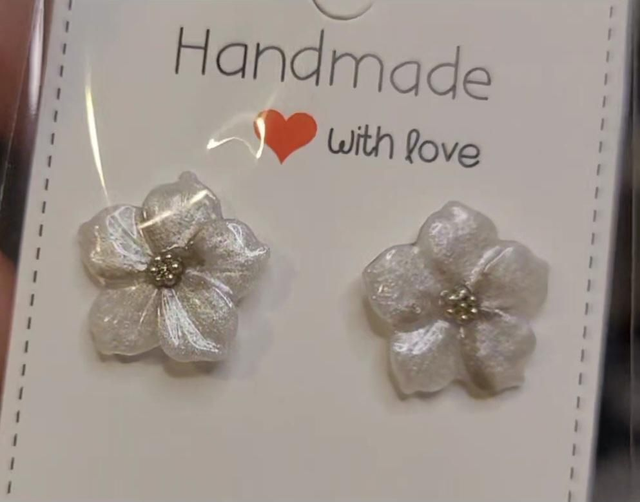 Boucles-d'oreilles fleurs  blanc nacré/gris billes argentées