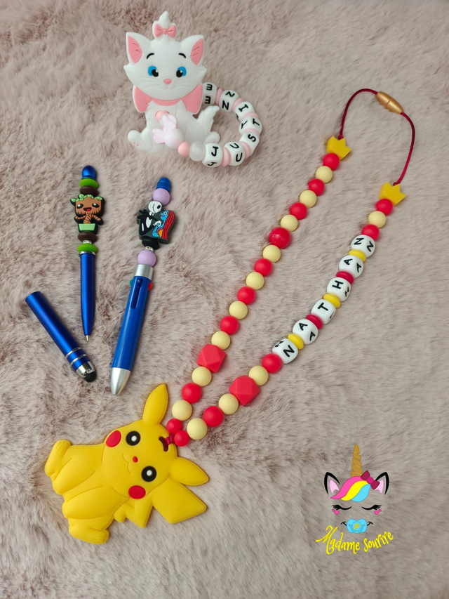 1 Hochet + 1 Collier à mâcher + 1 Stylo 4 couleurs + 1 Stylet/Stylo