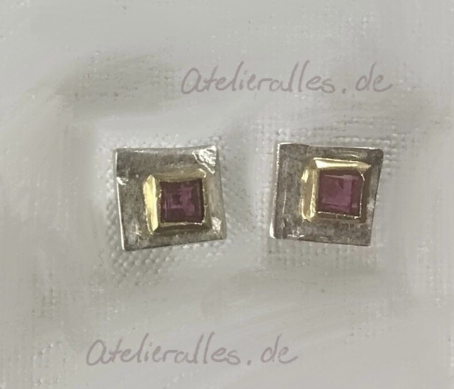 Ohrstecker „Living in a right angle“ Ohrstecker aus recyceltem Silber wahlweise mit Rubinen oder blauen Saphiren.