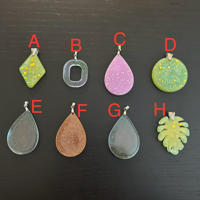 PENDENTIFS EN RÉSINE 