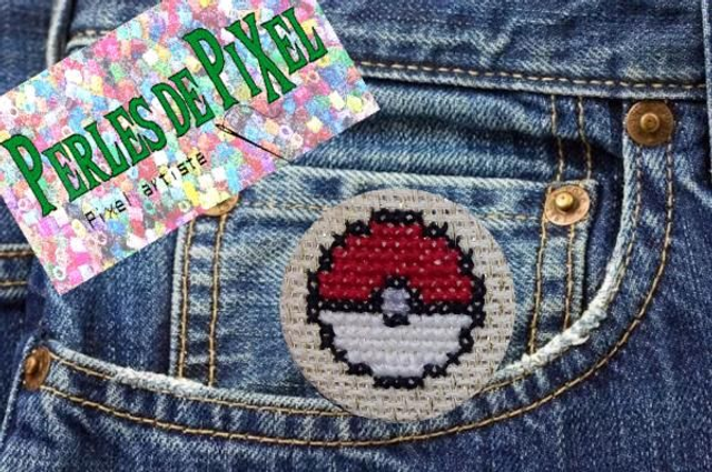 P0keball Badge  ou porte clé brodé à la main pixel art 