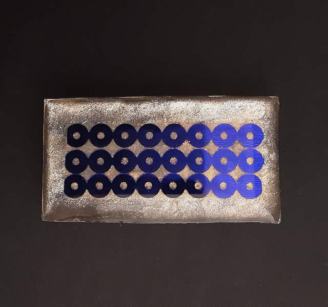 Broche rectangle moyen collection Mouna paillette fond argent incrustation bleu électrique métallique