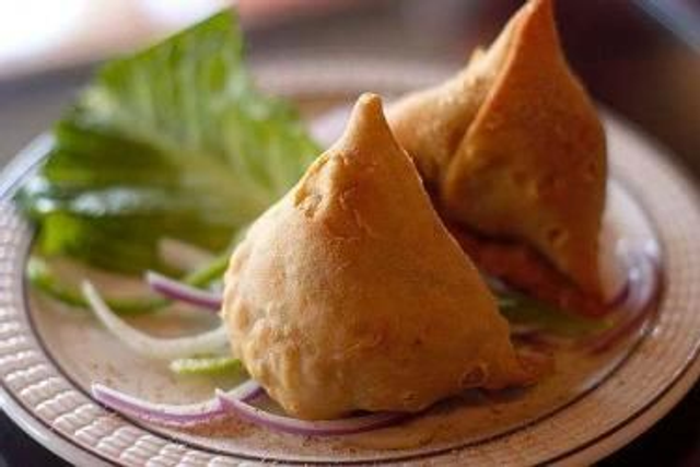 Samosa (2 Pcs) – Crispy Pastry with Spiced Potato Filling