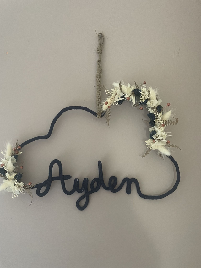 Décoration murale personnalisée – Prénom en tricotin et fleurs séchées – Forme nuage