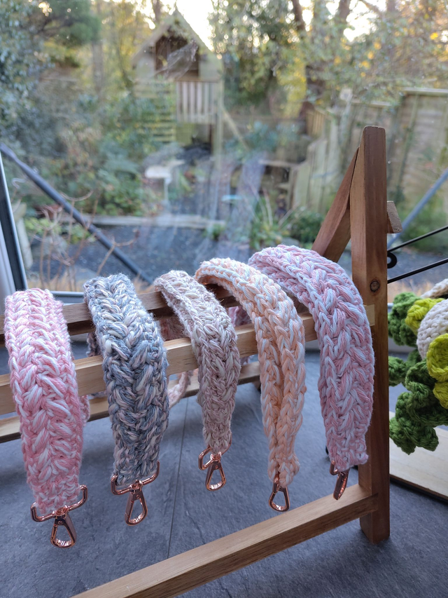 Crochet Crafts - Lanyard neck clip