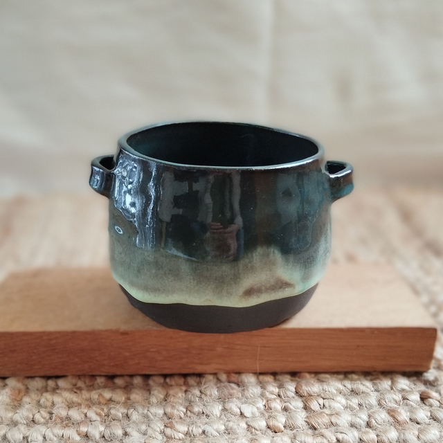 Petit cache-pot "panier", argile noir, émail bleu-vert