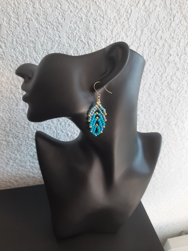 Boucle d&#039;oreilles feuille bleu- nuance  en perle rocaille incrustés de perles cristal  boucle en acier inoxydable doré		