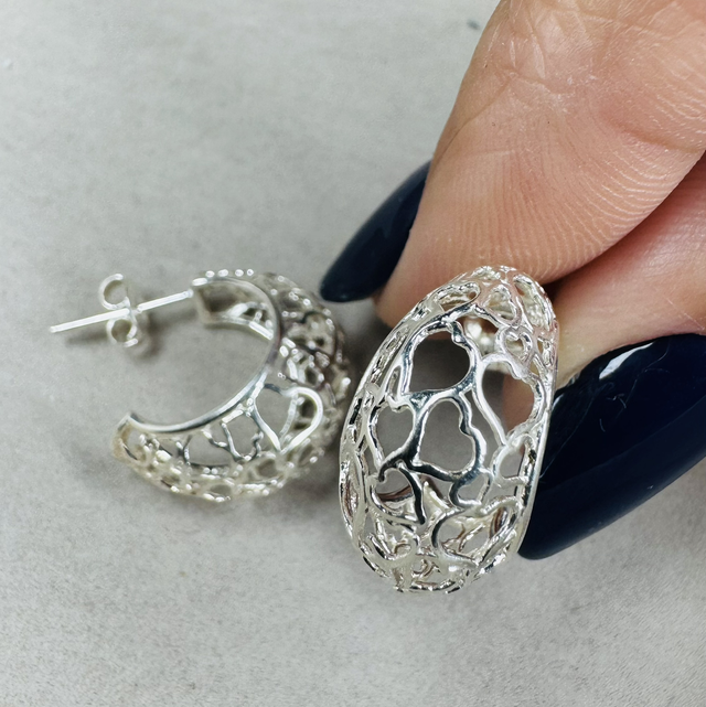 Argola corações trabalhados vazados 