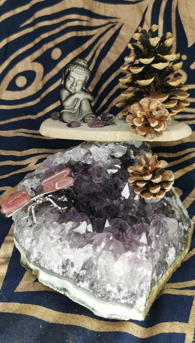 Druse d'améthyste et son bouddha en obsidienne