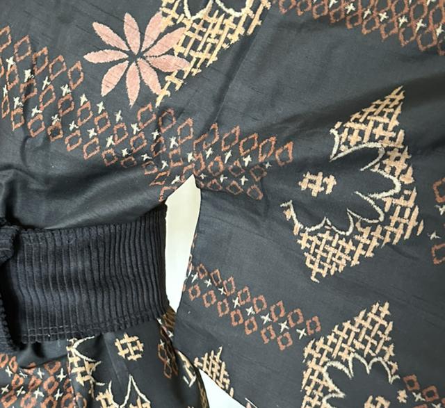 Kimono soie noire, motif shibori  et fleurs