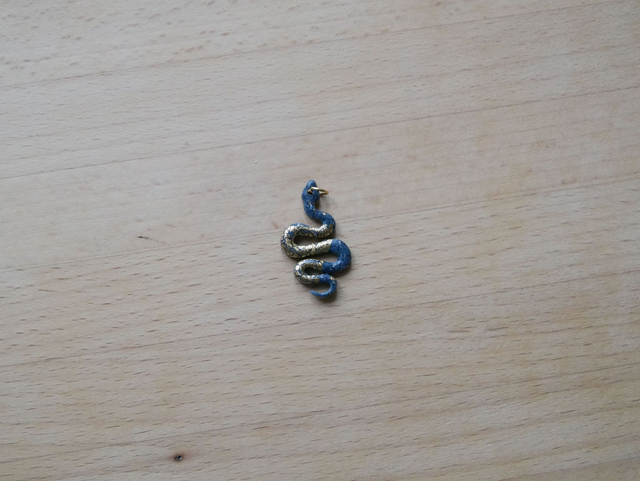 Charm serpent gris/doré