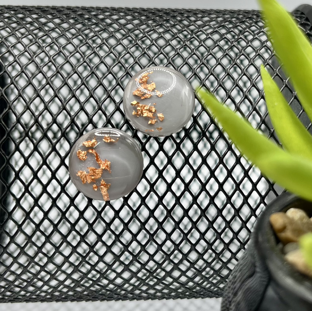 CopperGlow – Resin Ohrstecker mit Kupferflocken &amp; Edelstahl 