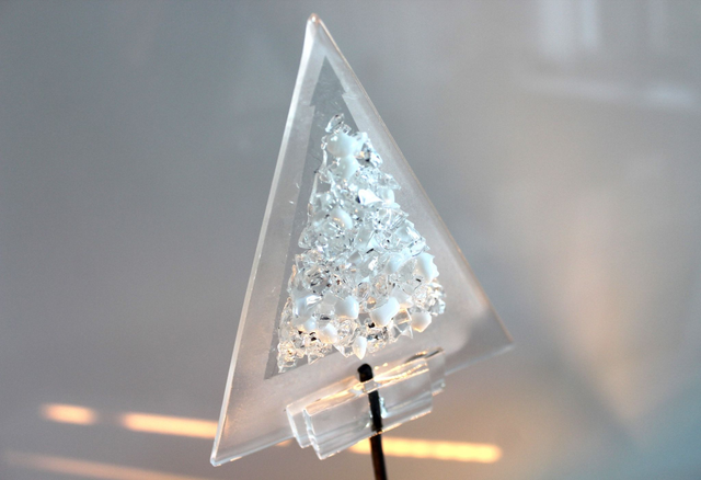o8 Tanne aus Glas mit  Kristalloptik und weißen Akzenten