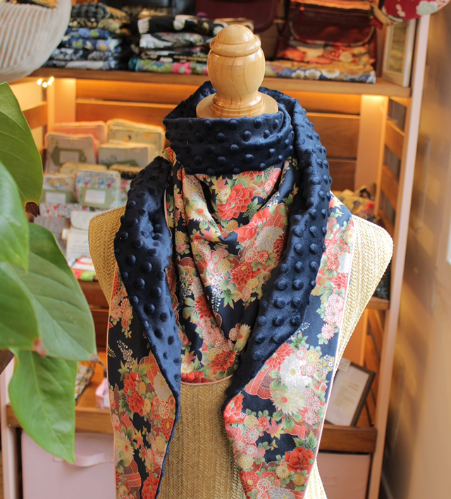 Foulard en coton japonais bleu motif floral corail / Le petit atelier de Maya