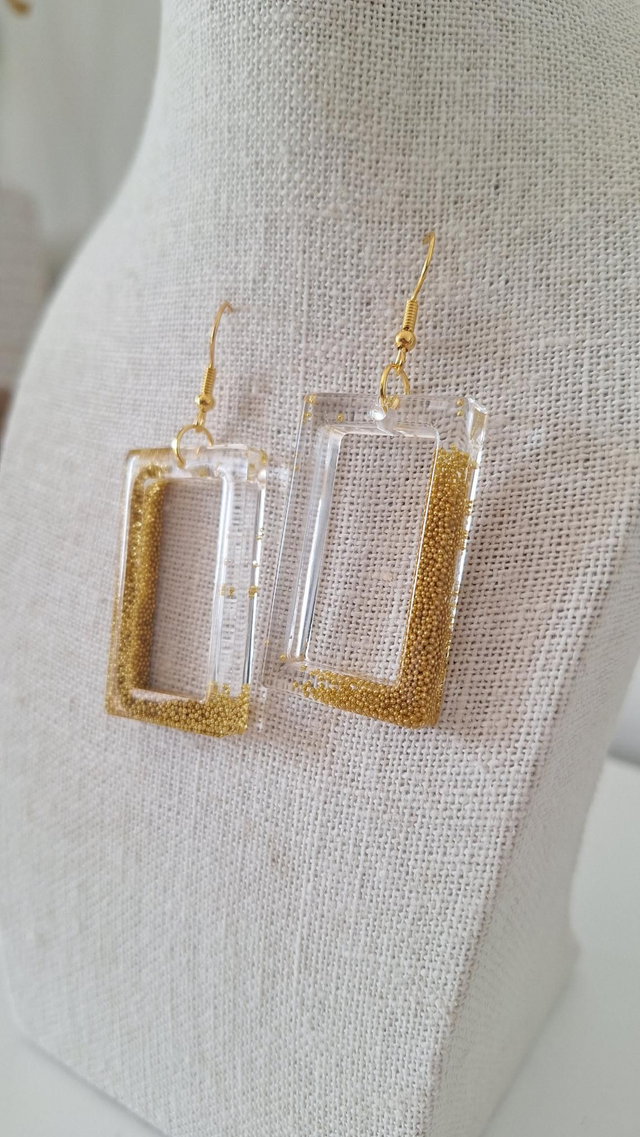 Boucles oreilles transparentes avec perles dorées 