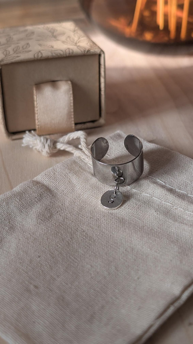 Bague breloque avec initiale 