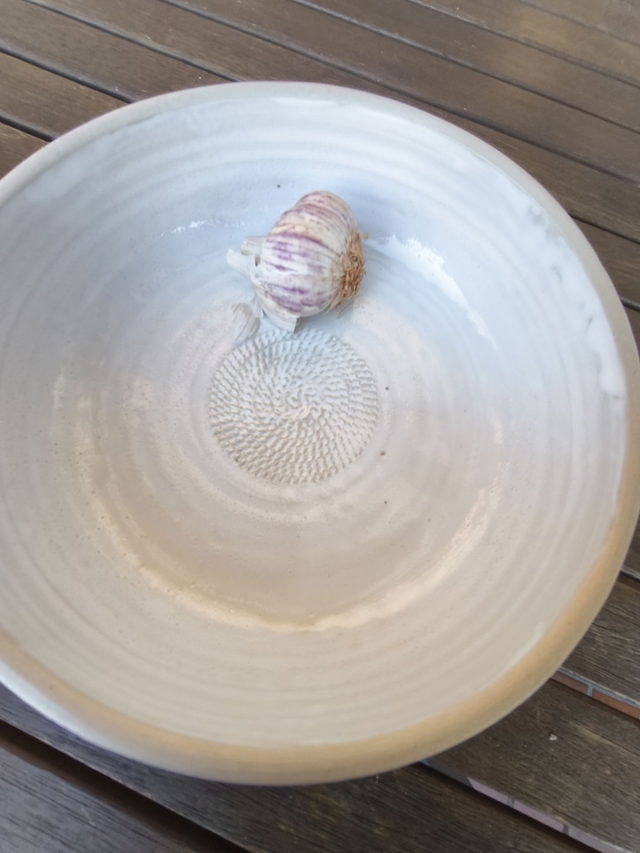 Salatschale mit Knoblauchreibe