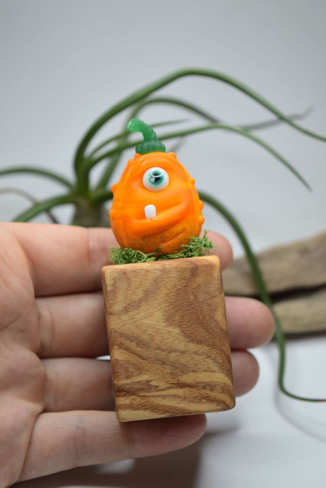 SCULPTURE CITROUILLE SUR SOCLE EN BOIS 