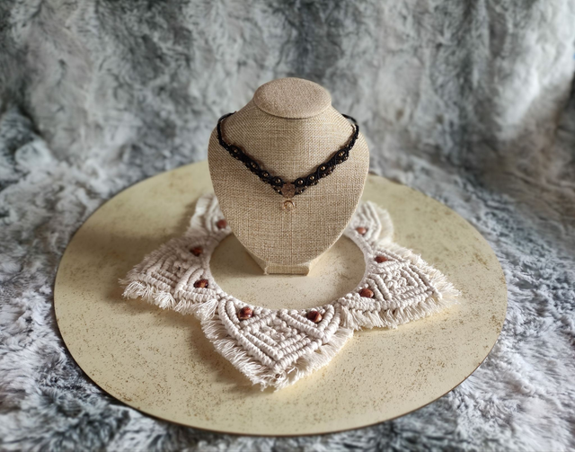 Collier noir ras de cou avec estampe et demi lune dorées