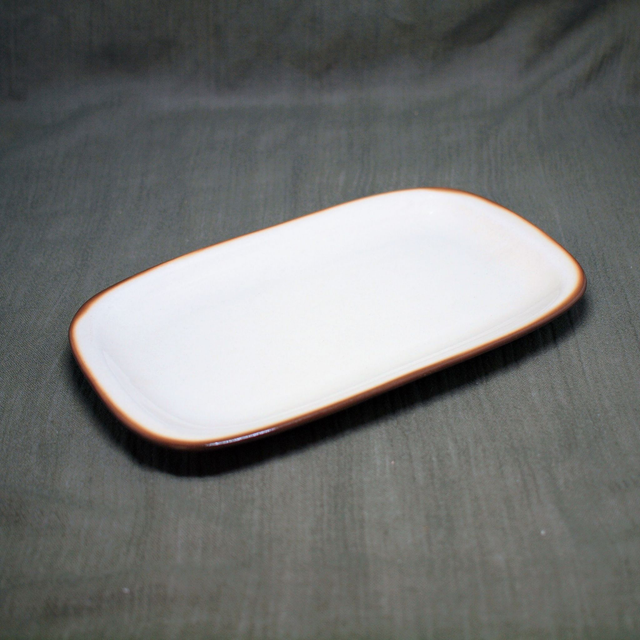 Cadnium Pruskow | Platte schaal Onderbord kom (lengte 24,0 cm | breedte 14,5 | hoogte 2,5 cm) in roomwit, beige en bruine kleuren | Vintage