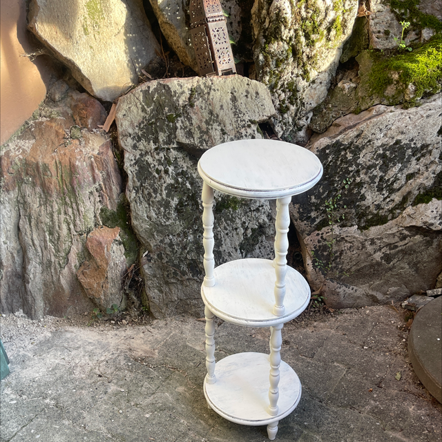 Weißer runder antiker gedrechselter  Tisch mit 3 Ebenen