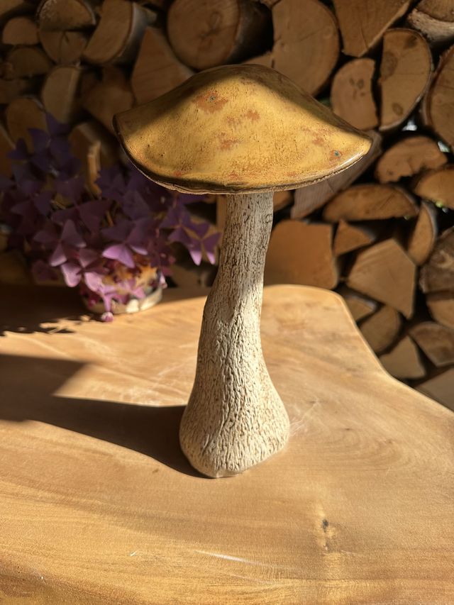 Handgemachter Keramikpilz – gelbe Pilzfigur als Deko für Haus & Garten | Unikat