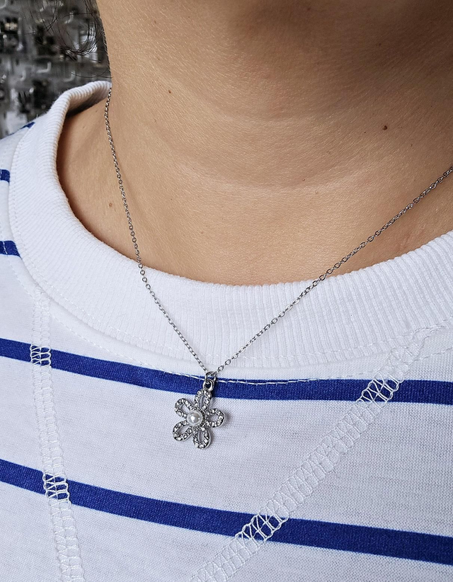Collier "Lilly" en acier inoxydable argenté et fleur en zircons