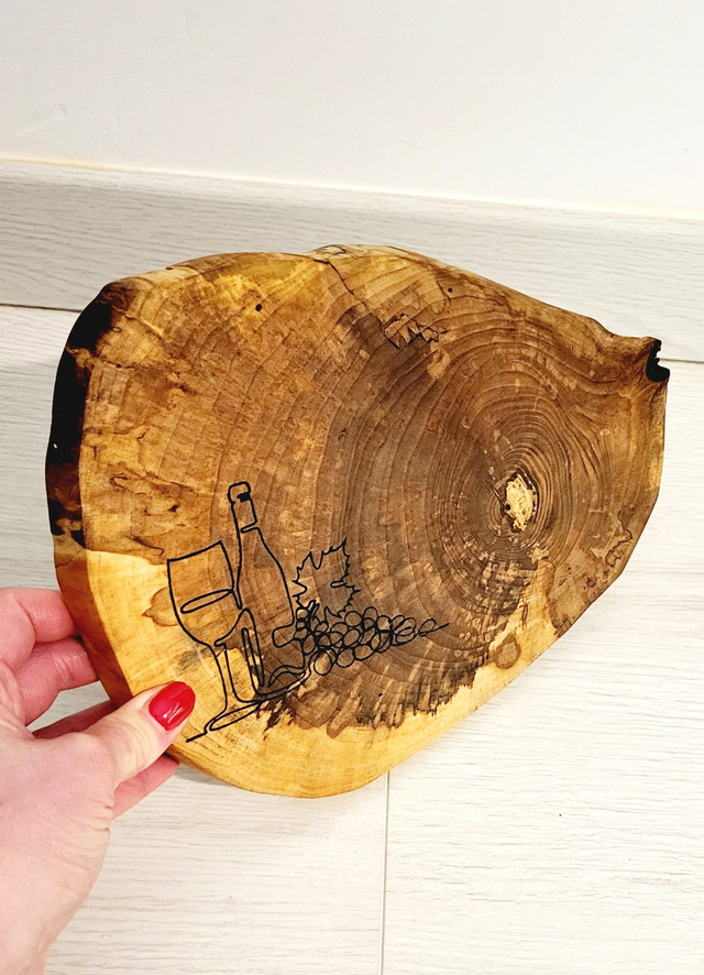 Planche apéro avec gravure verre et bouteille de vin