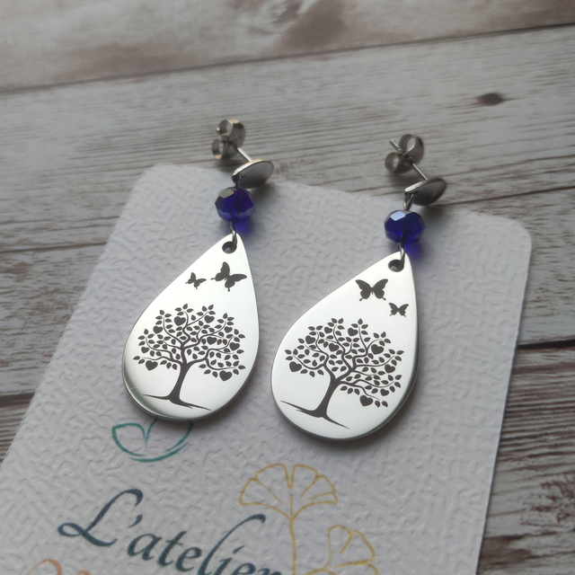 Boucles d&#039;oreilles &quot;Arbre de vie et papillons&quot; gouttes gravées argentées cristal bleu