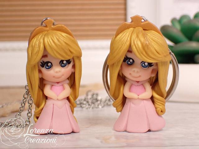 Collana e/o portachiavi modellato a mano artigianalmente, principessa Aurora, la bella addormentata nel bosco