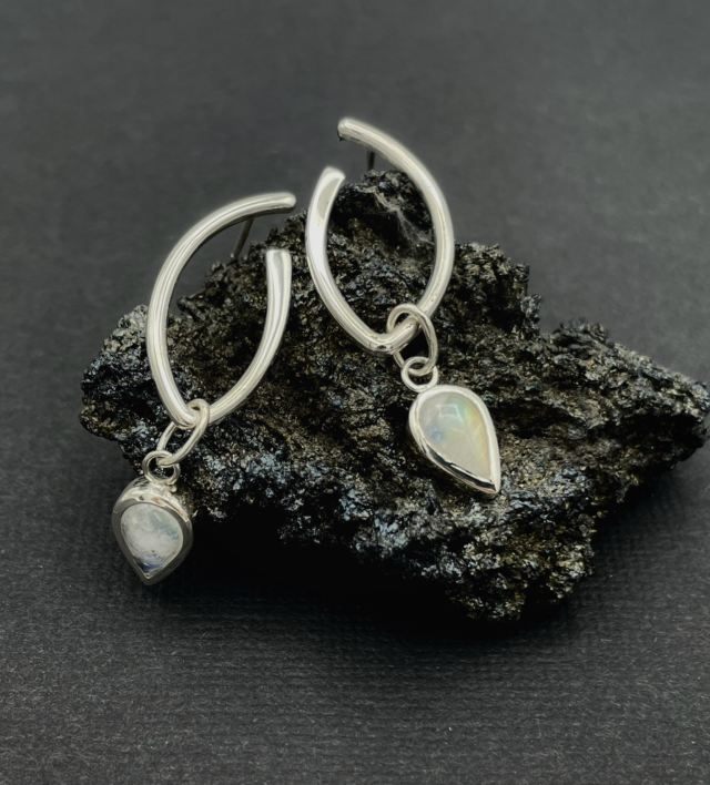 Boucles marquises pierres de lune arc en ciel