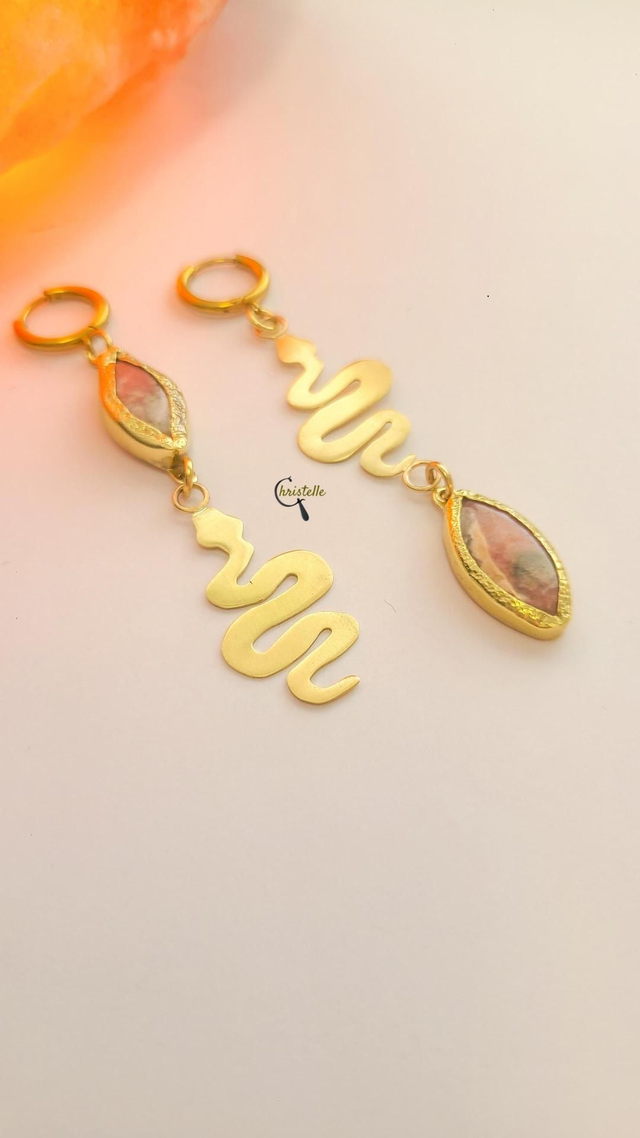 Boucles d’oreilles Naga – Rhodonite & laiton brut Bijou talisman fait main – artisanat belge