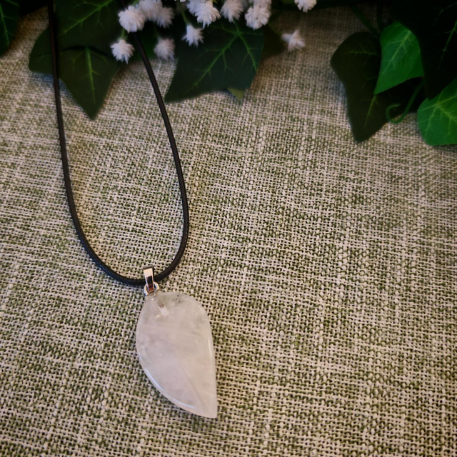 Collier feuille cristal de roche 