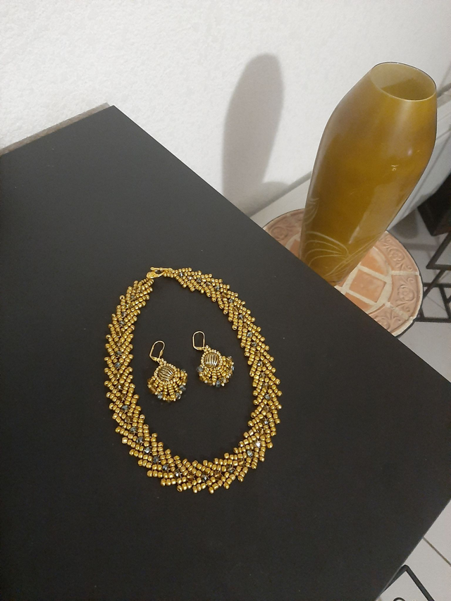 Parure  ras de cou doré tissée en perle rocaille et perle cristal 		