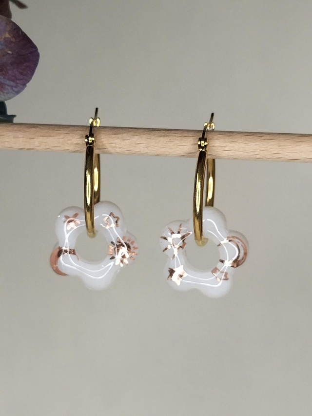 Boucles créoles et pampilles fleurs blanches