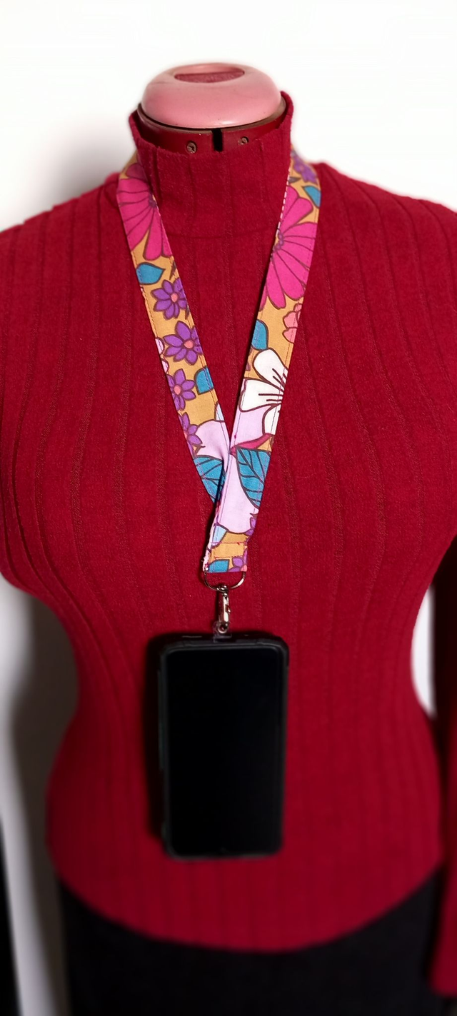 Porte clé - porte téléphone, porte badge ....tour de cou rose