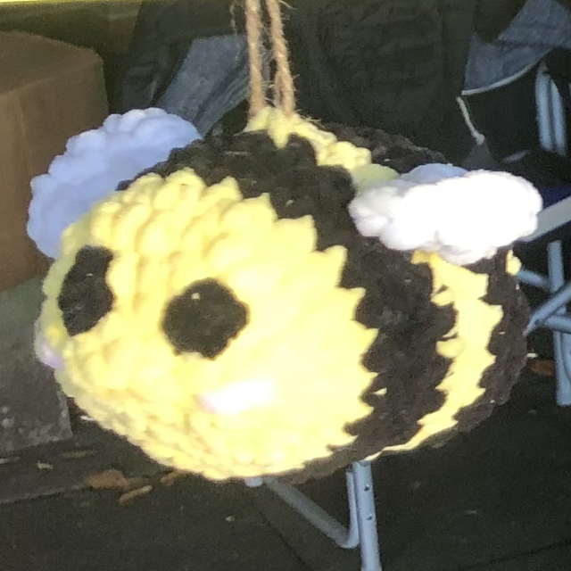Knitted Bee